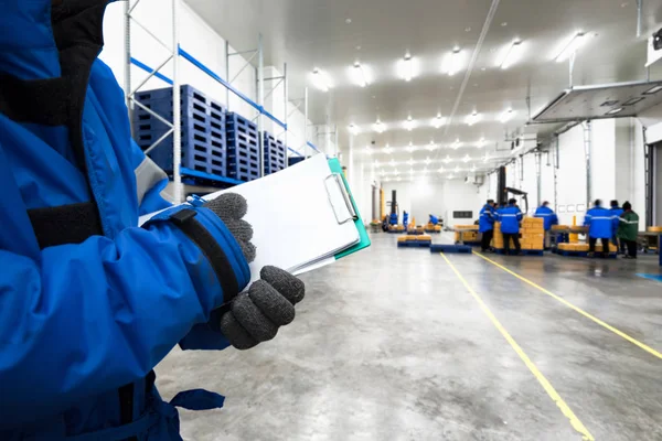 Mano Del Trabajador Con Portapapeles Comprobando Comidas Preparadas Mercancías Almacén — Foto de Stock