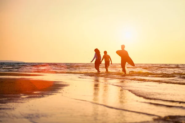 Silueta Jóvenes Surfistas Con Hermanos Que Están Relajando Playa Puesta — Foto de Stock