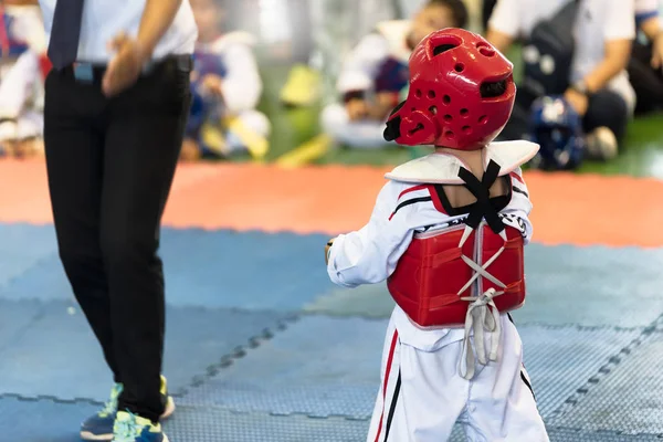 Momento Taekwondo Niños Los Estadios Esperando Señal Atleta Para Golpear — Foto de Stock