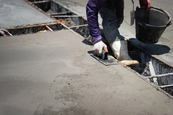 Sıva Beton Çimento Mason Yerleri Yerle Bir Ediyor Bina Inşaatının — Stok fotoğraf