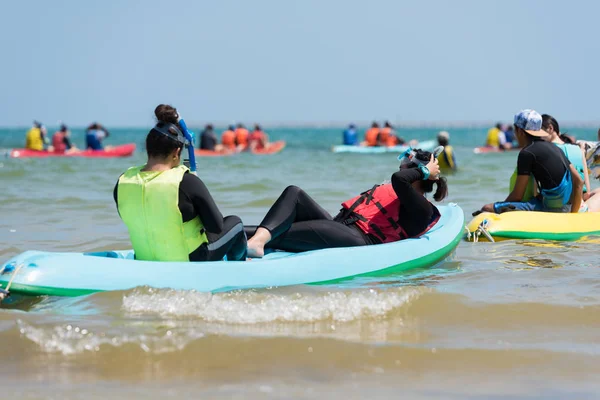 Reizen Toeristische Mensen Genieten Van Activiteiten Plastic Boot Gaan Duiken — Stockfoto