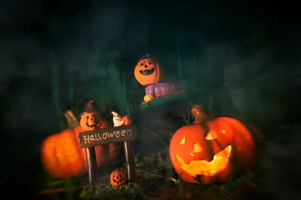 Halloween Bakgrund Med Kuslig Pumpa Och Halloween Dekorerad Mörk Skog — Stockfoto