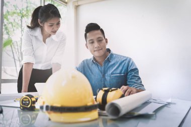 Mimarlık İç Mimarlık ve Mühendislik ile Çiftler İş Toplantı Zamanı. Muhasebe ve Mali Tablolar ile İşin İnşaatTa İlerlemesi ve Şekilleri hakkında toplantı ve tartışma