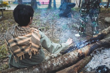 Doğatarafından kamp aktivitesi. Doğa konseptinde seyahat kamp alanı.