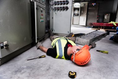 Fabrikanın kontrol odasında elektrikçilerin ya da bakım işçilerinin iş kazası..