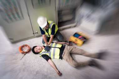 Fabrikanın kontrol odasında elektrikçilerin ya da bakım işçilerinin iş kazası..