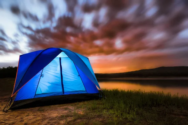 夜は自然の中でキャンプをするアクティビティ 森のキャンプ場で夜にテントのオープンランプ 一人旅のコンセプト — ストック写真