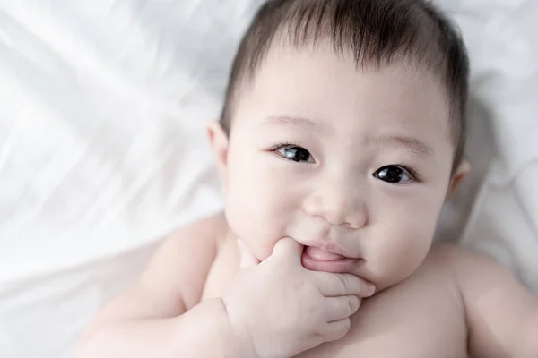 Babyboy Porträt Auf Bett Weiß Schlafzimmer Babygesicht Nicht Bequemes Gefühl — Stockfoto