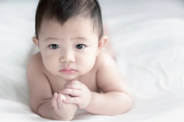 Babyboy Monate Porträt Auf Bett Weiß Schlafzimmer Babygesicht Fühlt Sich — Stockfoto