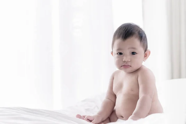 Babyboy Monate Porträt Auf Bett Weiß Schlafzimmer Babygesicht Fühlt Sich — Stockfoto