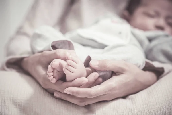 Feet Newborn Baby Parents Hands Moment Mother Care Maternity Concept — Stock Photo, Image