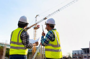 İnşaat mühendisleri kontur planları yapmak için Ölçme ile yüksek katlı binanın şantiye veya şantiye mimarlar ile tartışma arazi yatıyordu grafiksel bir temsilidir.