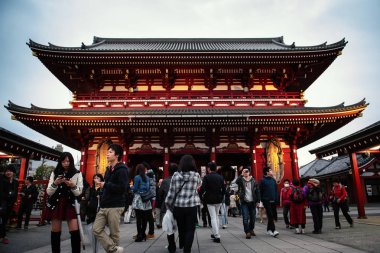 Tokyo,Japonya - Mar 2015 : Asakusa Kannon Tapınağı veya Sensoji Tapınağı, Asakusa'da bulunan bir Budist tapınağıdır. Tokyo'nun en renkli ve popüler tapınaklarından biri. Sinematik filtre.