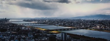 Osaka City görünümü ve Yodogawa Nehri Japonya'da Yüzen Bahçe Çatı gözlem alanı ve Japonya'da Umeda Gökyüzü Binası panorama 360 manzarası