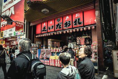 Osaka, Japonya - Mar 2015 : Japonya'da Sokak Gıda ve Alışveriş bölgesi. Sinematik filtre.