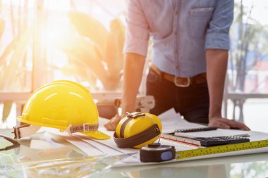 Mühendis Tasarımcı İnsanlar Çizim ve Planlama Blueprint Mimarlık Desk ofis. Başlangıç Proje Konsepti öncesi Çalışma Sayfalarını Hazırlama ve Tasarlama.