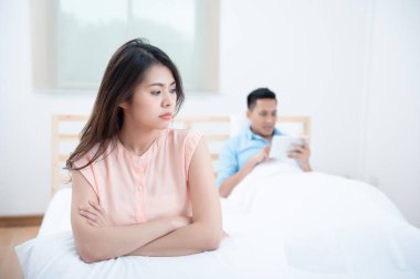 Sosyal Yoksay, Kocası bir tablet sosyal online izlerken yatakta karısının üzgün komik. Bu Smartphone yüz veya Nomophobia Sendromu, Ilişki kavramı sorunu