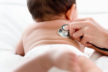 Pediatrik doktor aletleri stetoskop ile küçük bebek çocuğun kalp atışı ve akciğerleri inceleyen, Sağlık, Bebek, Bebek düzenli sağlık check-up kavramı