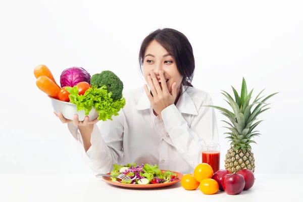 亚洲年轻女子持有新鲜的成分和幸福的健康沙拉或绿色新鲜成分 — 图库照片