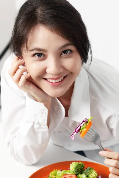 Aziatische Jonge Vrouw Gelukkig Eten Gezonde Salade Portret Schoonheid Aziatische — Stockfoto