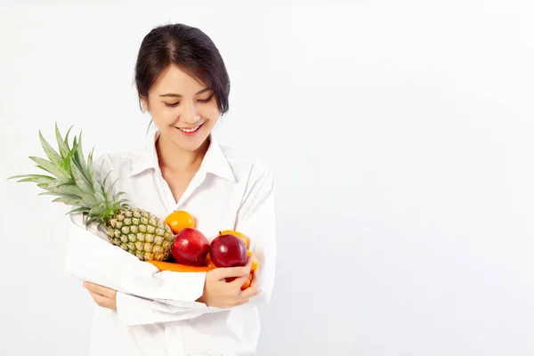 亚洲年轻女子拿着新鲜的水果和蔬菜 健康饮食理念 — 图库照片