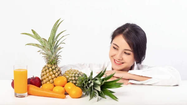 Asiático Jovem Mulher Felicidade Olhando Para Frutas Frescas Suco Laranja — Fotografia de Stock