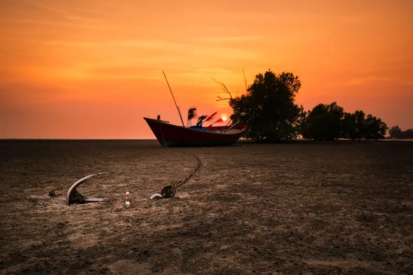 Förankrade Fiskebåtar Stranden Solnedgången — Stockfoto