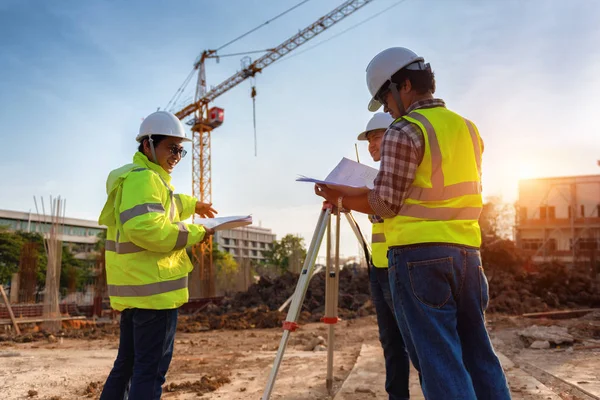 Engenheiros Construção Discussão Com Arquitetos Canteiro Obras Canteiro Obras Edifício — Fotografia de Stock