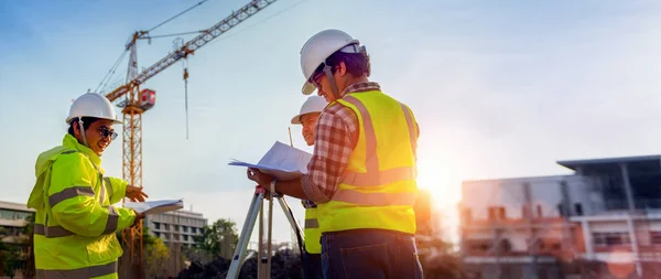 Engenheiros Construção Discussão Com Arquitetos Canteiro Obras Canteiro Obras Edifício — Fotografia de Stock