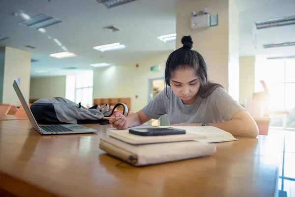 Азіатські Студенти Вивчають Робити Нотатки Пишуть Інформацію Бібліотеці Навчання Підготовка — стокове фото
