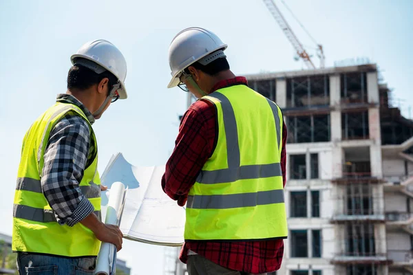 Bauingenieure Diskutieren Mit Architekten Auf Baustelle Oder Hochhausbaustelle Mit Bauplänen — Stockfoto