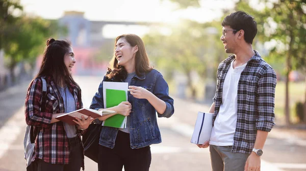 三个亚洲奖学金学生在学校学习后 在大学公园里微笑和乐趣 学习生活与友谊观念 — 图库照片