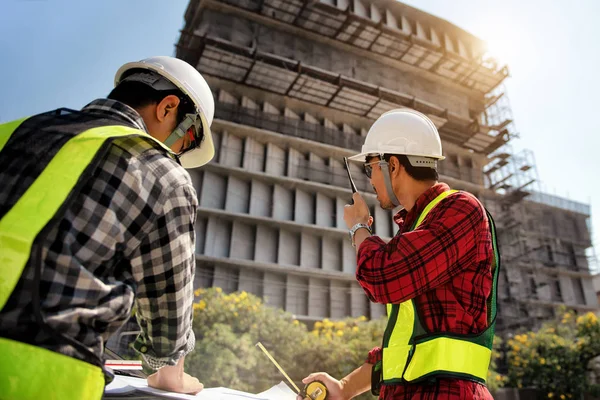 Bauingenieure Diskutieren Mit Berater Auf Baustelle Oder Hochhausbaustelle Mit Bauplänen — Stockfoto