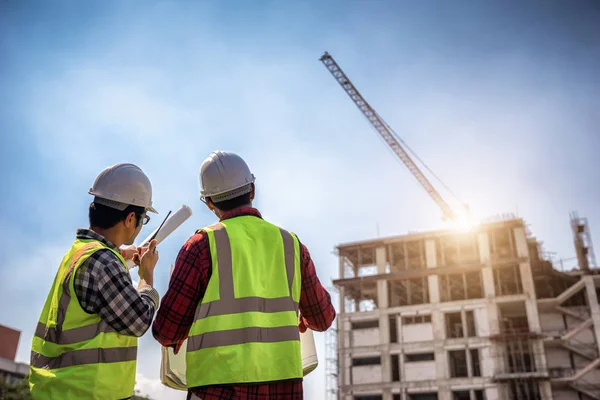 Bauingenieure Diskutieren Mit Architekten Auf Baustelle Oder Hochhausbaustelle Mit Bauplänen — Stockfoto