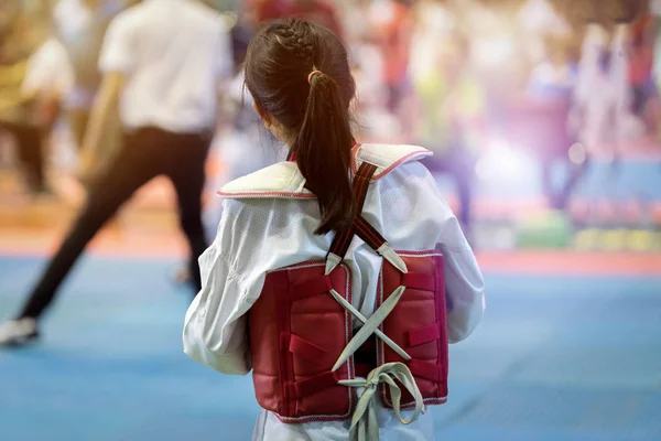 Taekwondo Niños Pie Esperan Apoyar Competencia Momento Atleta Golpear Oponente — Foto de Stock
