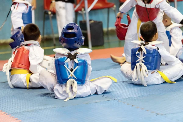 Taekwondo Kids Acción Con Uniforme Sentado Escuchar Entrenamiento Marcial — Foto de Stock