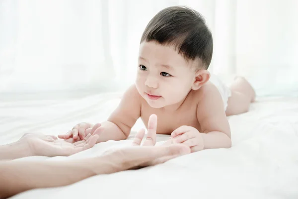Asian Smiling Baby Boy Play Crawling His Mother Living Room — Stock Photo, Image