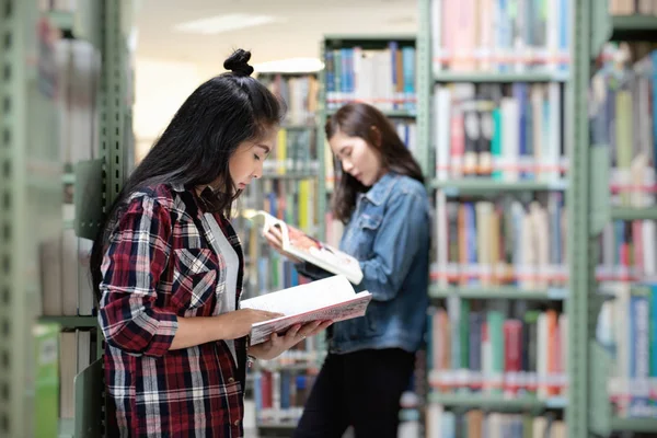 Asiática Estudiante Abierta Aprendizaje Libro Texto Estantería Colegio Internacional Biblioteca —  Fotos de Stock