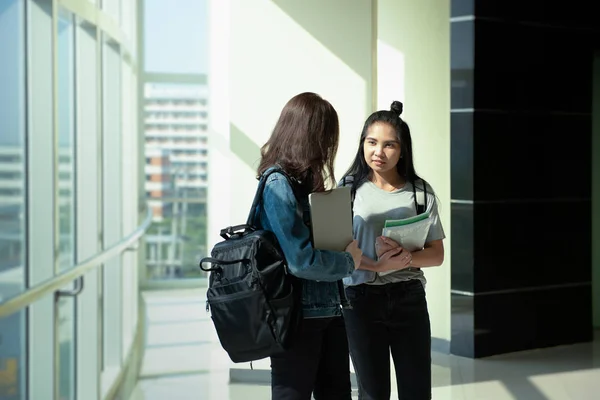 Dos Estudiantes Asiáticas Discutiendo Señalando Con Dedo Las Notas Libro — Foto de Stock