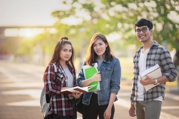 Três Povos Asiáticos Retrato Scholarship Estudantes Sorrir Diversão Parque Universidade — Fotografia de Stock