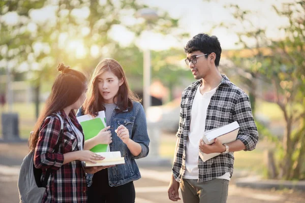 三个亚洲人的肖像 奖学金学生微笑和乐趣在公园的大学 学习生活与友谊观念 — 图库照片