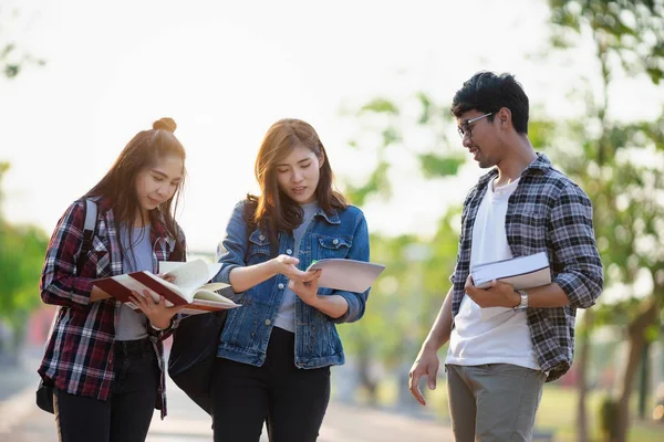 Drie Aziatische Volkeren Portret Beursstudenten Glimlach Plezier Park Aan Universiteit — Stockfoto