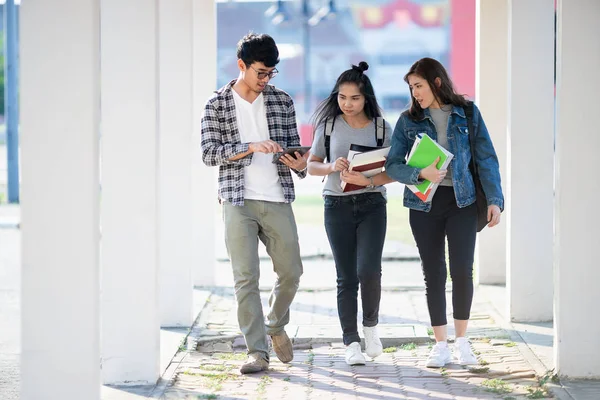 Tres Personas Asiáticas Beca Estudiantes Caminando Con Sonrisa Parque Universidad —  Fotos de Stock