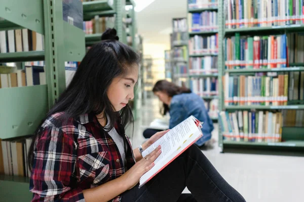 Asian Studentka Siedzi Podłodze Bibliotece Open Nauka Podręcznika Półki International — Zdjęcie stockowe