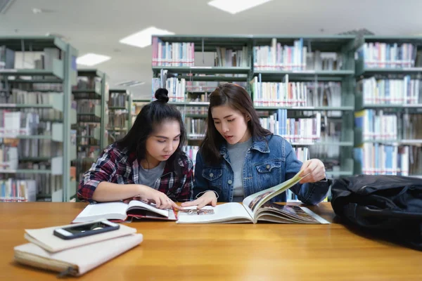 Две Азиатские Студентки Открывают Чтение Учебника Библиотечной Комнате Life Studying — стоковое фото
