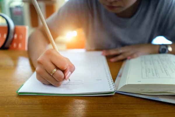 Estudiantes Asiáticas Aprendiendo Anotando Información Biblioteca Aprender Prepararse Para Examen —  Fotos de Stock