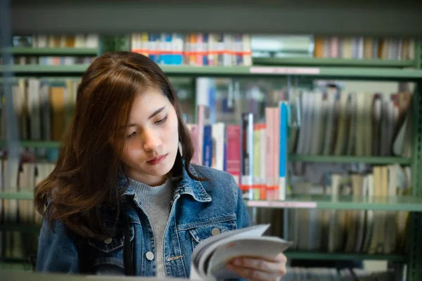 Азіатський Студент Шукає Підручник Книжковій Полиці Міжнародному Коледжі Університетської Бібліотеки — стокове фото