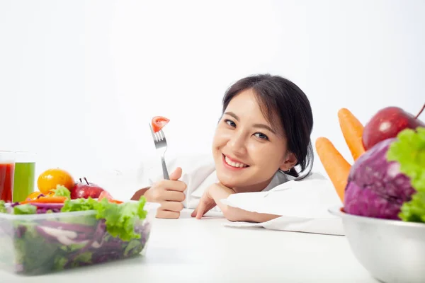 亚洲年轻女子很高兴拿着叉子与蔬菜 新鲜的食物 干净的饮食食谱燃料身体从内到外的概念 — 图库照片