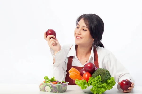 アジアの若い女性は 新鮮な食品 内側から体を燃料にきれいな食べ物のレシピと新鮮なフルーツリンゴを保持して幸せです — ストック写真