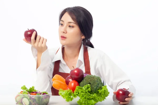 Mulher Jovem Asiática Senta Para Segurar Maçã Com Frutas Frescas — Fotografia de Stock